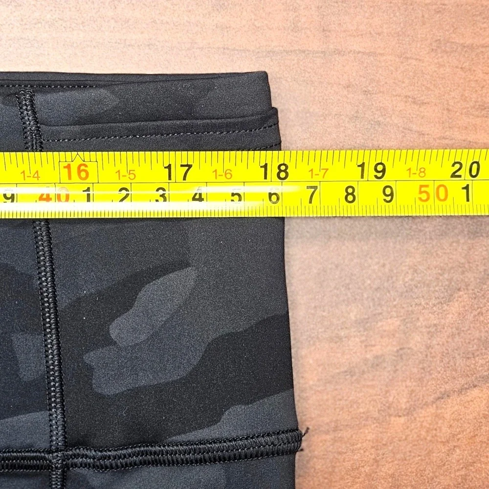 Lululemon Fast and Free Shorts Womens 16 Gray Camo 8 Inch Inseam Yoga Athleisure